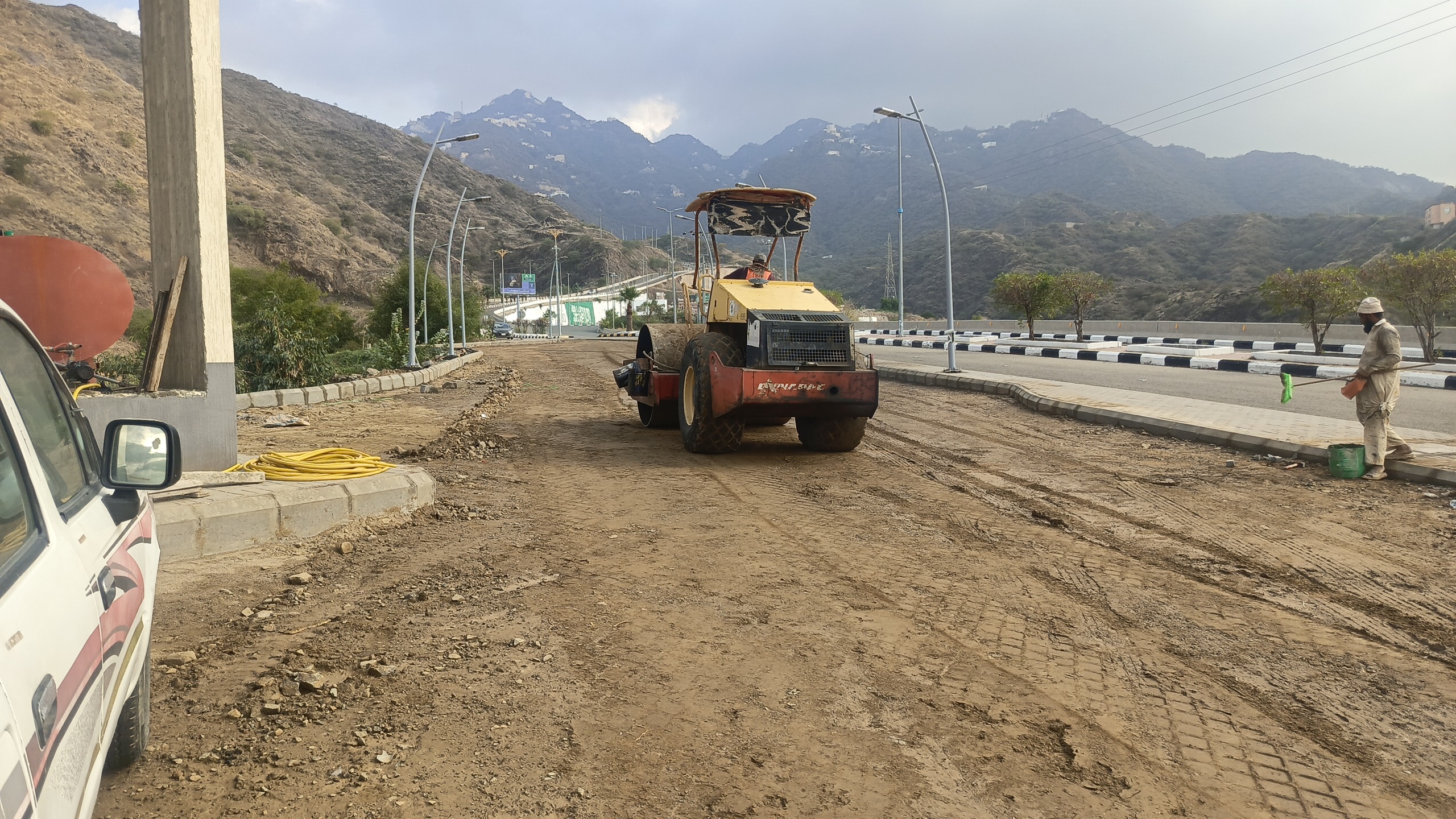 ????️ مقاول أسفلت معتمد بجازان وكافة المحافظات - جودة تبيض الوجه! ????️ هل تبحث عن رصف أسفلت يدوم طويلاً وشغل نظيف ومضمون؟ ????️ نحن نضع خبرتنا بين يديك لتنفيذ كافة أعمال السفلتة في منطقة جازان بكافة محافظاتها: ???? (جازان - صبيا - أبو عريش - بيش - صامطة - أحد المسارحة - العيدابي - الحقو) ⛰️ تخصص خاص للمناطق الجبلية: (فيفاء - الداير - هروب - الريث) نقدم لكم خدماتنا لـ: ✅ سفلتة الأحواش المنزلية والاستراحات. ✅ رصف مواقف السيارات والمستودعات والمصانع. ✅ تنفيذ المخططات السكنية والطرق الزراعية. ✅ ترميم الأسفلت القديم ومعالجة الحفر والتشققات. لماذا تختارنا؟ ???? معدات حديثة (رصاصات، فرادات، وقلابات). ???? دقة في الميول لتصريف مياه الأمطار (خاصة في فيفاء والداير). ???? أسعار منافسة وسرعة في التنفيذ